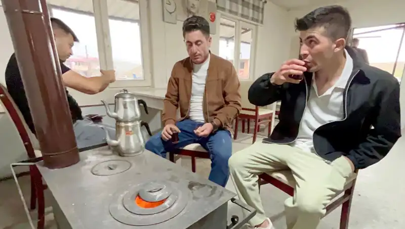 Temmuz Ayında Sobanın Aleviyle Isınmaya Çalışan İlin Sıcaklıkları Şaşırtıyor