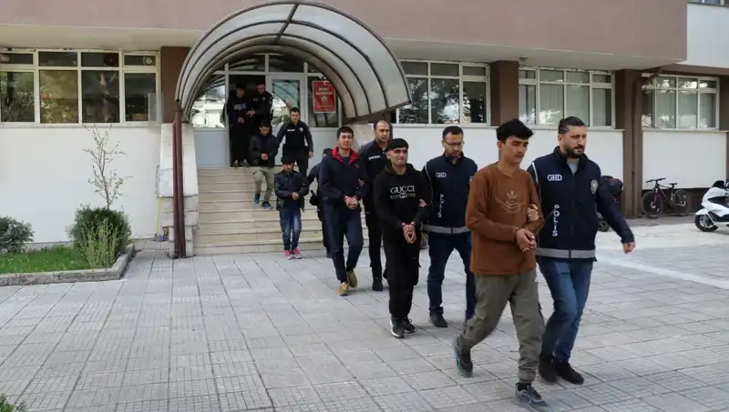 Türkiye'de Düzensiz Göçmen Operasyonu: İki İlde 21 Kişi Yakalandı