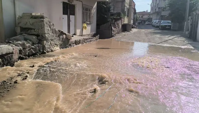 İlçede Patlayan İçme Suyu Hattı Çarşıyı Sular Altında Bıraktı