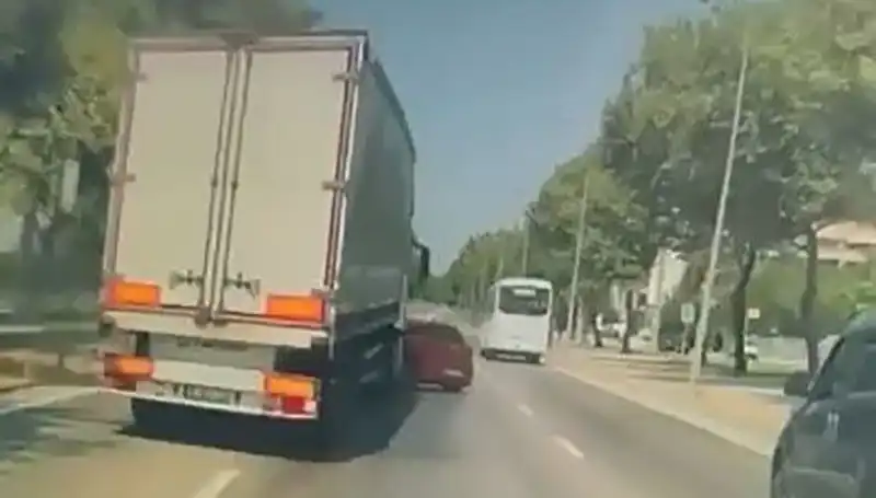 Bursa'da Kör Noktada Meydana Gelen Kazanın Görüntüleri Şok Etti