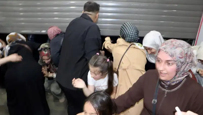 Alışveriş Merkezinde Yüzde 50 İndirim Rüzgarı: İzdiham Kamçıladı!
