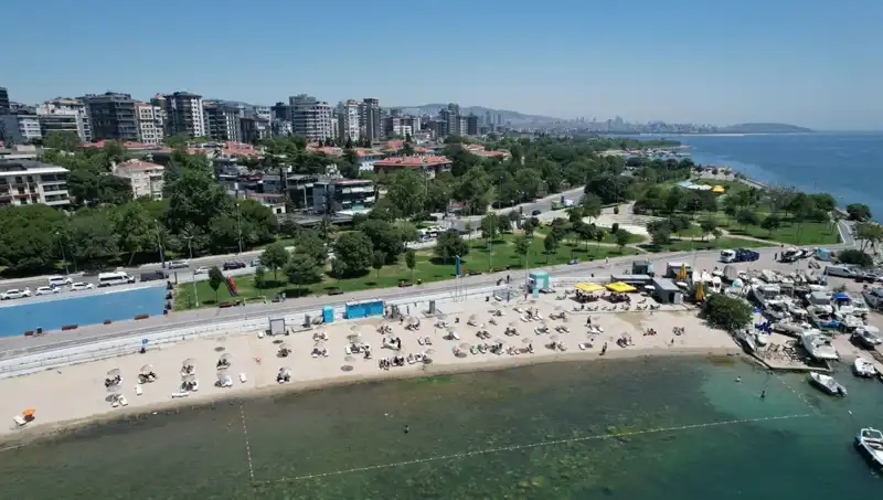 İstanbul'un Sıcak Havası Caddebostan Sahilini Doldurdu