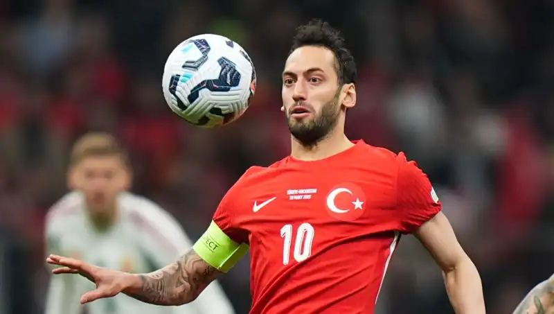 Fenerbahçe'nin Hakan Çalhanoğlu Teklifi: Mourinho'nun Efsane Transfer Stratejisi