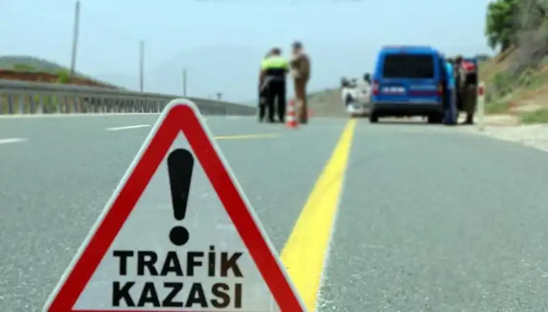 Ticari Araç ile Otomobil Çarpıştı: 5 Kişi Yaralandı