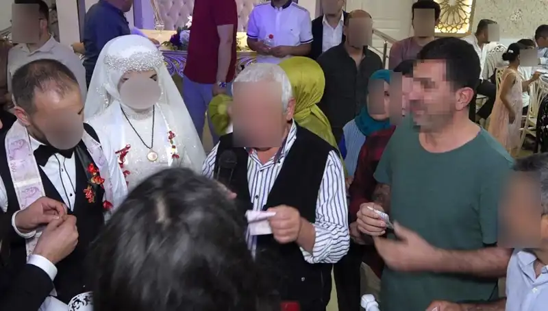 Duvaklı Hırsız Davetsiz Gittiği Düğünde Takı Çaldı