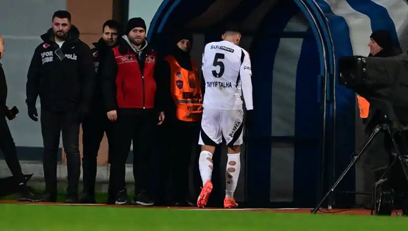 Üst Üste Kırmızı Kart Gören Tayyip Talha, Beşiktaş Taraftarından Özür Diledi