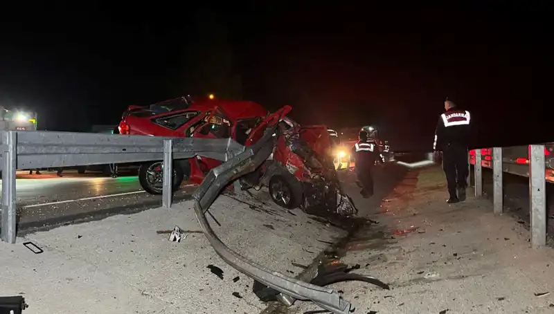 Bariyerlere Çarpan Otomobildeki Kazada 2 Kişi Hayatını Kaybetti