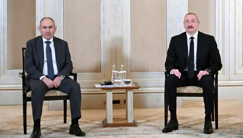 Aliyev ve Paşinyan Abu Dabi’de Barış Görüşmeleri İçin Buluştu
