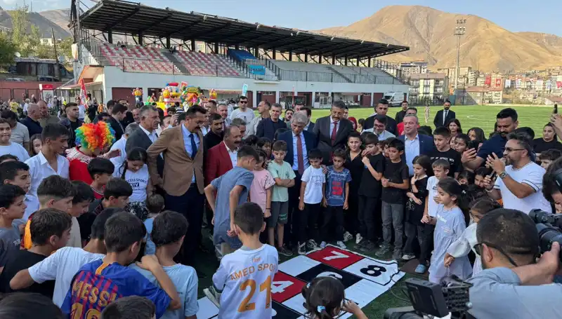 Hakkari’de Renkli Görüntülere Sahne Olan Anadolu Şenliği Başladı