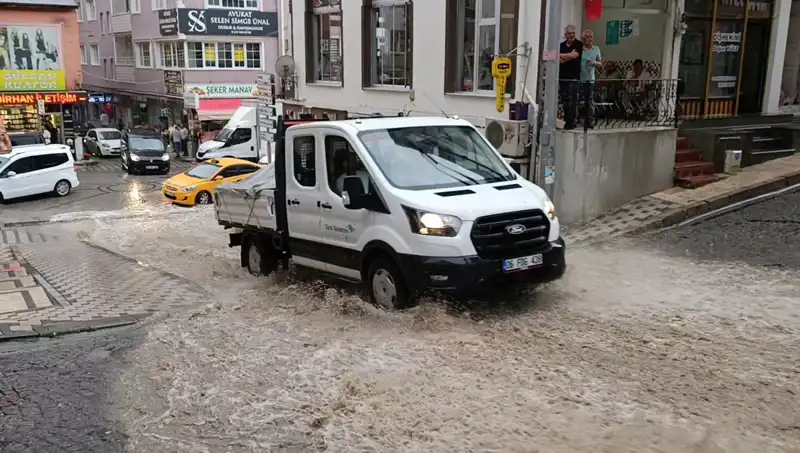 10 Dakikalık Sağanak, Şehirde Su Baskınlarına Yol Açtı!