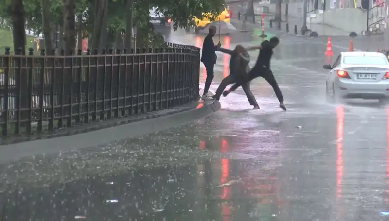 İstanbul ve İzmir İçin Meteoroloji'den Turuncu Kodlu Alarm: Hava Durumu Korkutuyor!