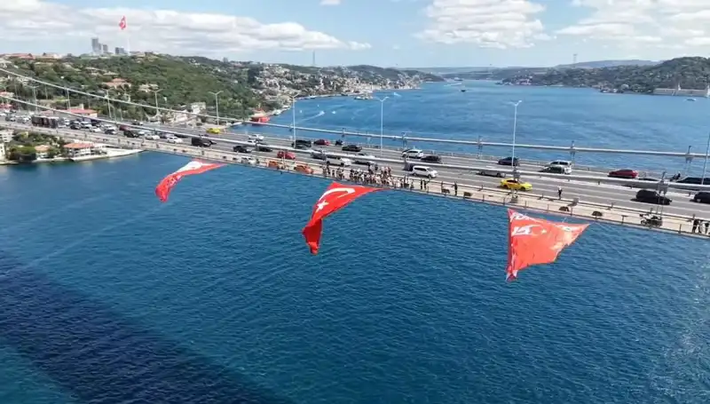 ** Dev Türk Bayrağı Köprüye Asıldı: Coşku ve Gurur Dolu Anlar!**