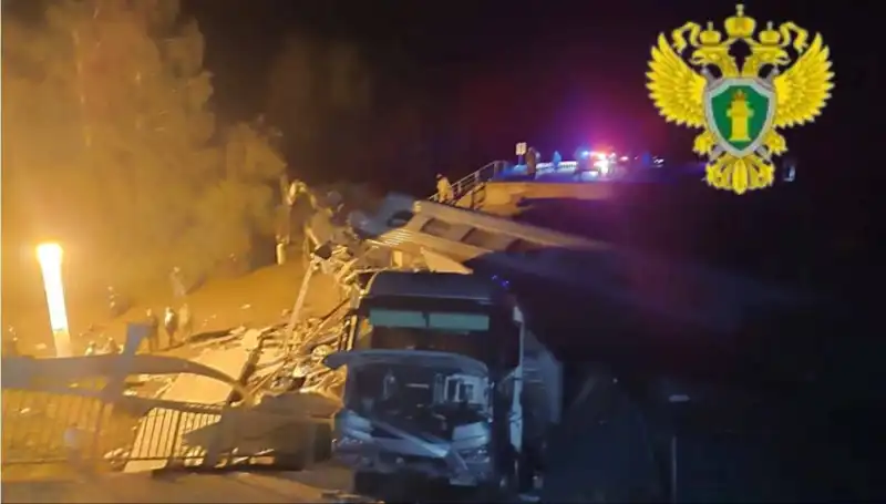 Rusya'da Feci Kaza: Köprü, Tren Üzerine Çöktü! Hayatını Kaybedenler ve Yaralılar Var