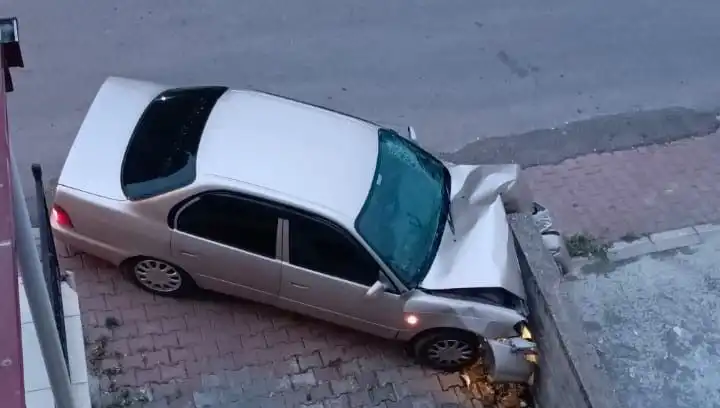 Kontrolü Kaybeden Araç Duvara Çarparak Üzerine Yıkıldı