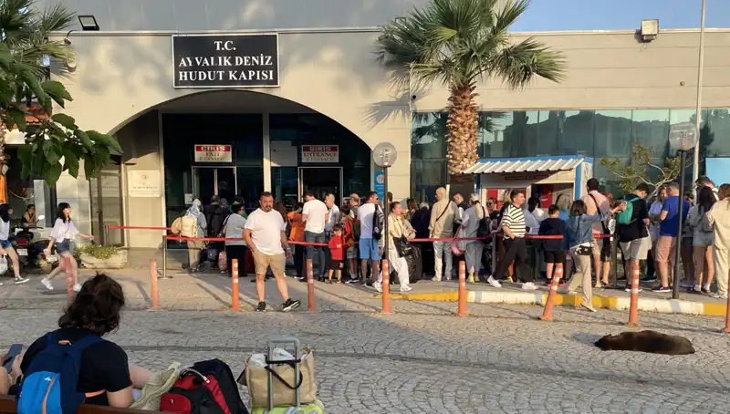 Bayramda Midilli Adası’na Yoğun İlgi: Tatilciler Akın Etti!