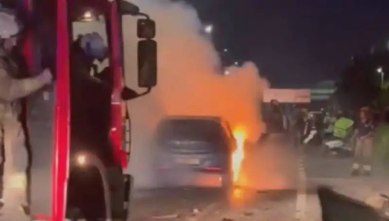 Otoyolda Korkutan Kaza: Araç Bariyerlere Çarpıp Alev Alev Yandı!