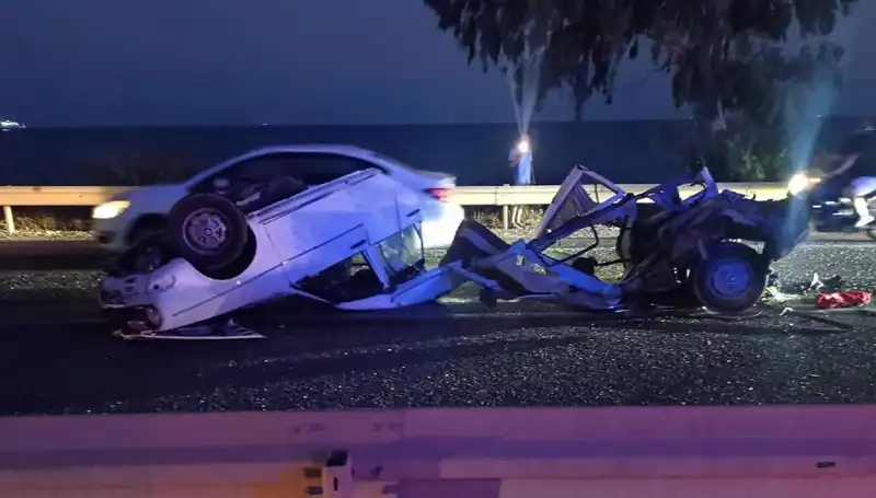 Trafik Kazası: İkiye Bölünen Otomobilde Bir Kişi Hayatını Kaybetti, Bir Yaralı Var