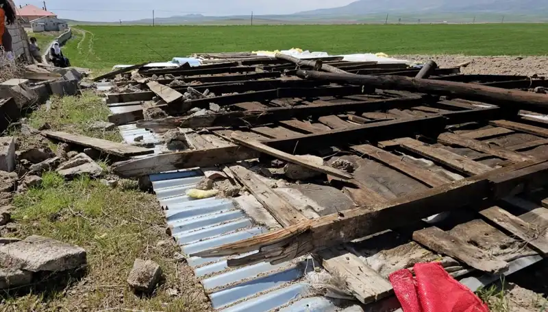 Bitlis'te Fırtına Alarmı: Çatılar Uçtu, Hayat Durdu!