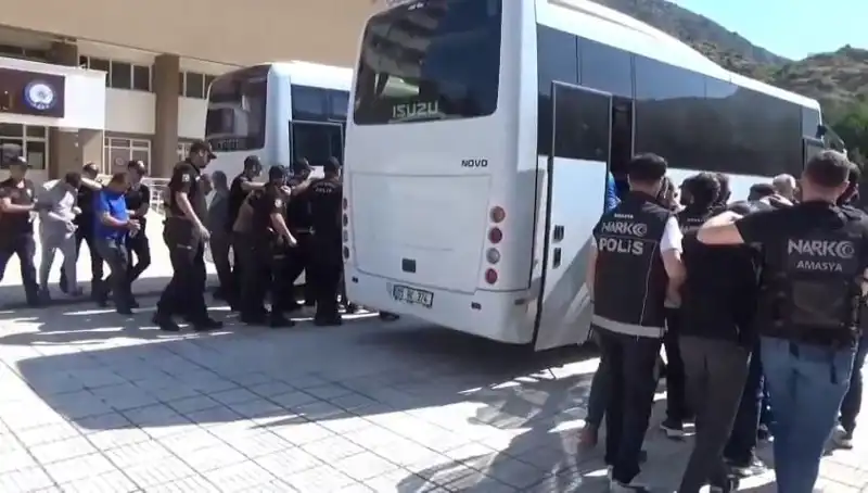 Amasya'da Uyuşturucu Operasyonu: 13 Kişi Tutuklandı, Şehirde Şok Etkisi!
