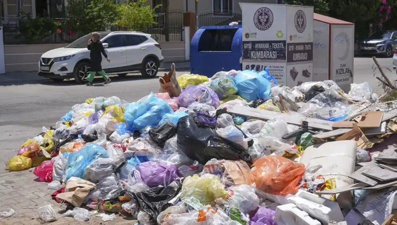 İzmir'de Çöp Yığınları Sorunu: Şehir İçin Tehdit Mi?
