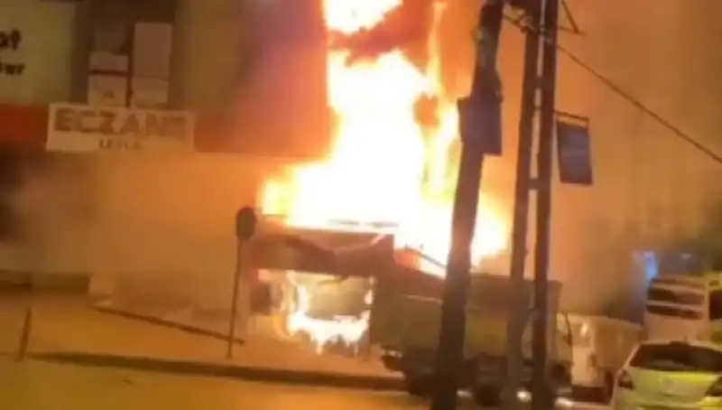 Başakşehir'deki İş Merkezinde Korkutan Yangın: Detaylar ve İlk Bilgiler