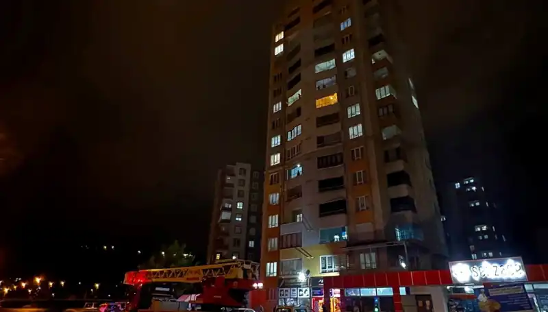 Yıldırım Düşmesi Apartman Sakinlerini Hayrete Düşürdü!
