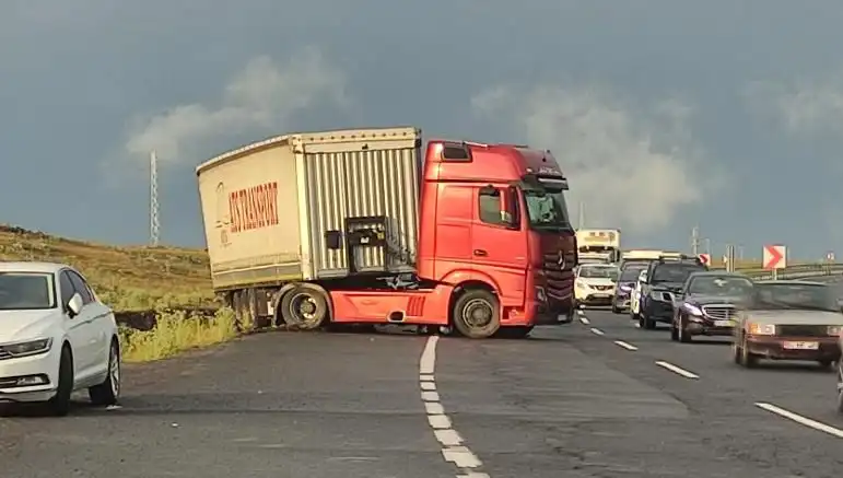TIR Kaydı Sorunu Trafiği Felç Etti: Uzun Kuyruklar Yaşanıyor