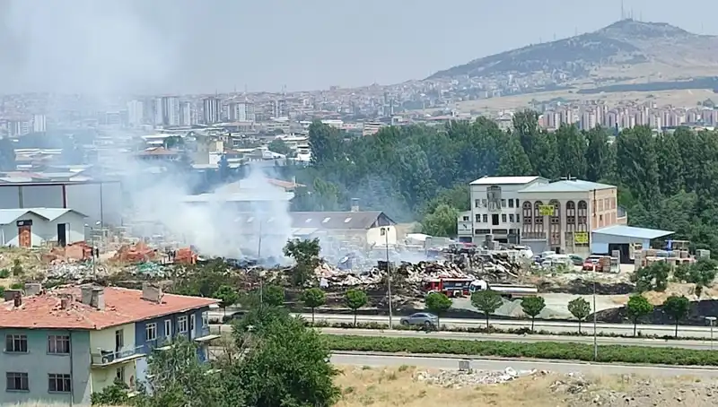 Otluk Alanda Başlayan Yangın Depoyu Küle Çevirdi, Yangının Sebebi Merak Ediliyor