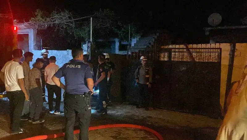 Ailesinin Evini Yakan Kişiyi Linçten Polis Kurtardı!