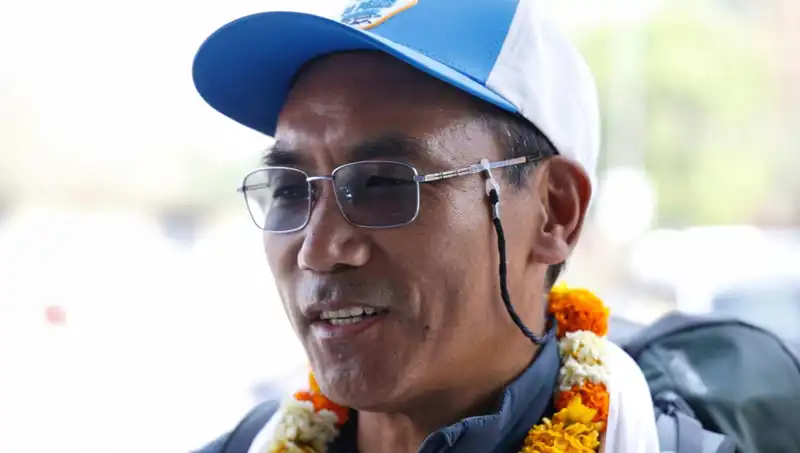 Everest Adam, Kendi Rekorunu Kırarak Zirveye İhtişamla Tırmandı