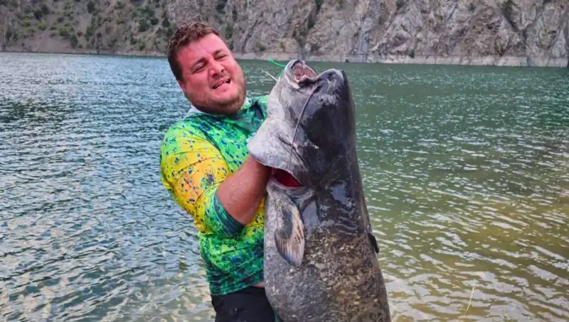 Amatör Balıkçılar Baraj Gölünde Devasa 100 Kilo Balık Yakaladı!