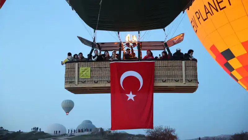 Kapadokya’da Renkli Bir Gökyüzü: 23 Nisan İçin Bayraklı Balonlar Havada!