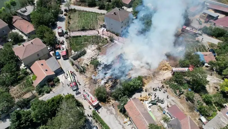 Arnavutköy'de Günlük Yangın Alarmı: Saman Balyaları Kül Oldu