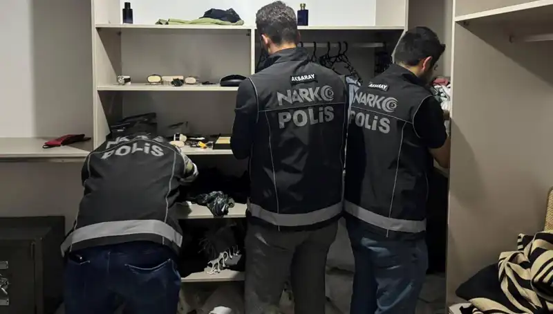 Uyuşturucu Operasyonunda F Serisi Dolarlarla Dolu Yüklü Araç Ele Geçirildi