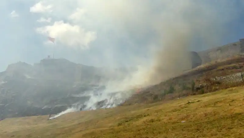 Kars Kalesi’nde Korkutan Anız Yangını: Yangın Hayatı Tehdit Ediyor