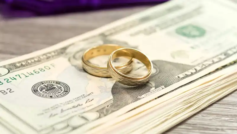 Partnerinizin Sizinle Para Sakladığını Anlamanın 8 Sorusu