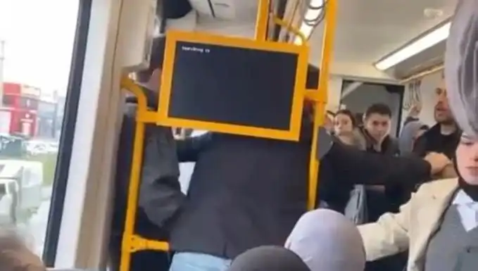 Metroda Tekme Tokat Kavga: İzleyenler Şoke Oldu, Güvenlik Önlemleri Tartışma Yarattı