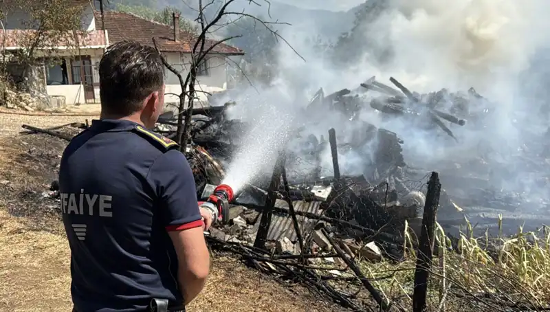 Evdeki Yangın, Ormanın Kıyısındaki Tehlikeyi Artırdı: Ekipler Hızla Müdahale Ediyor