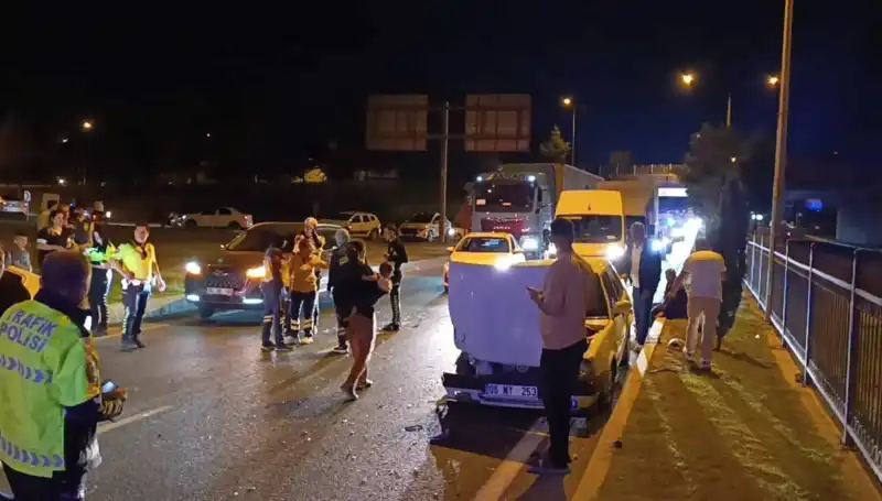 Otoyolda Kuralsız Geri Dönüş Yapan Araç Kazası: İkisi Çocuk Dört Yaralı