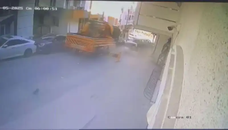 Kontrolden Çıkan Vinçin Korkunç Kazası: 23 Araç Zarar Gördü