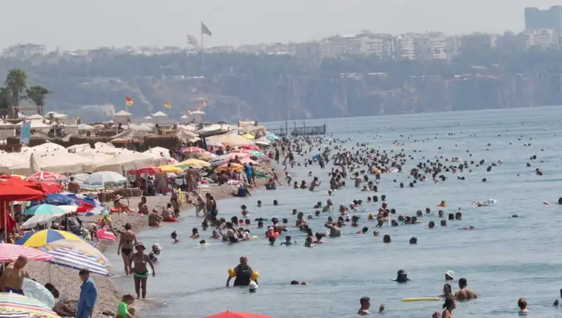 Antalya'da Denizin Sıcaklığı Rekor Kırıyor: Bu Yazın En Sıcak Anları