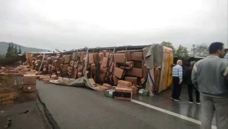 TEM Otoyolu'nda TIR Devrildi: Trafik Felç Oldu, Ankara Yolu Kapandı!