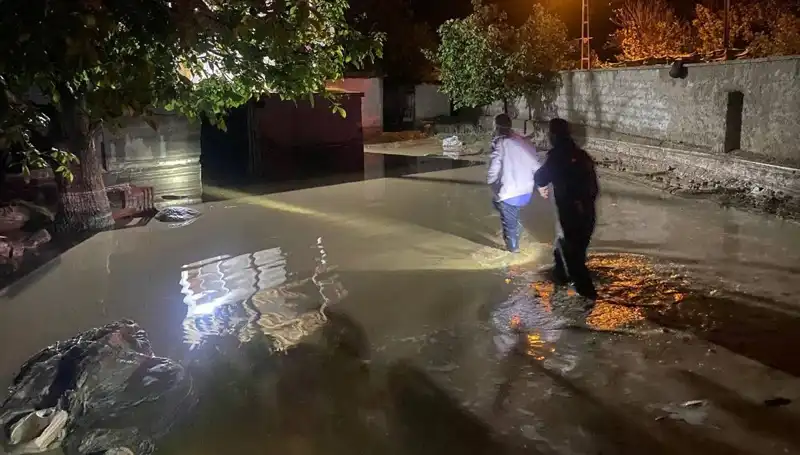 20 Dakikada Gelen Yağış: Sel Felaketi Evleri Tehdit Etti