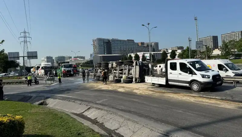 D-100 Yan Yolda Beton Mikseri Devrildi: Olay Anında Neler Oldu?