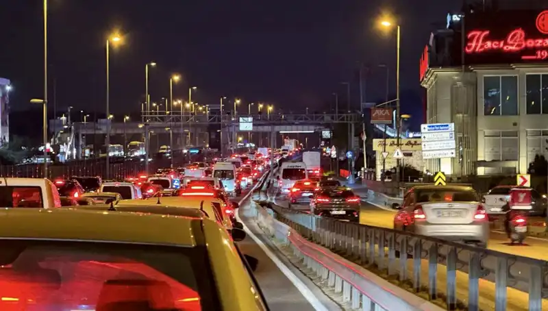 Yenibosna Metrobüs Yaya Üst Geçidinde Heyecan Verici Yenilikler!