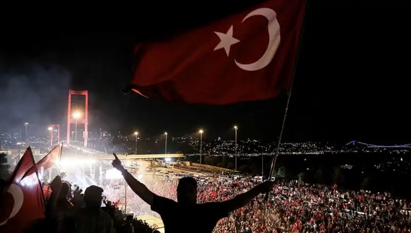 Türkiye'nin Destanı: "En Uzun Gece" Tiyatro Gösterimi Külliye'de Başlıyor!