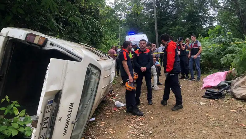 Rize'de Minibüsün Yamaçtan Yuvarlanması: Facia, İki Can Gidecek