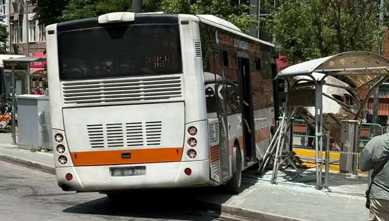Belediye Otobüsü Tramvay Durağına Daldı: Yoğun Trafik Altüst Oldu!