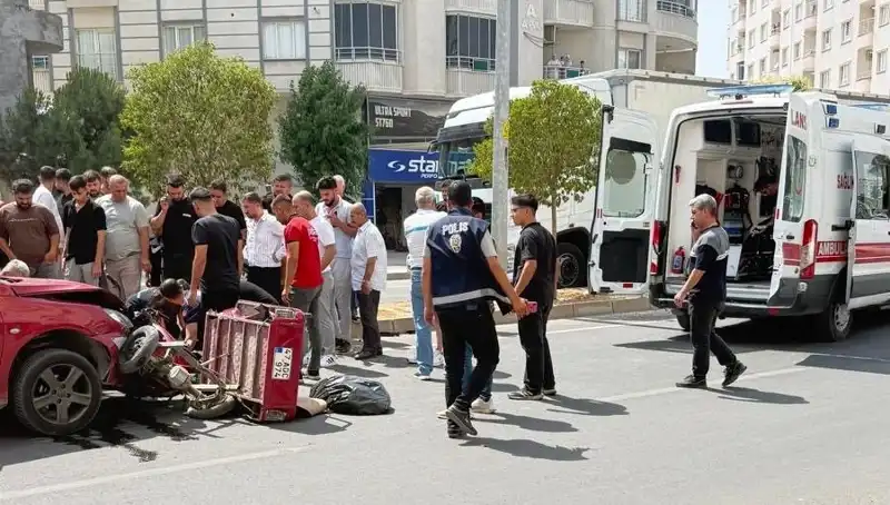 Mardin'de Trafik Kazası: İki Kişi Yaralandı, Araçta Büyük Hasar