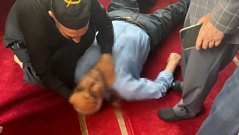 Camide Namaz Kılan Adam, Saldırıya Uğradı: Bıçaklı Saldırgan Kim?